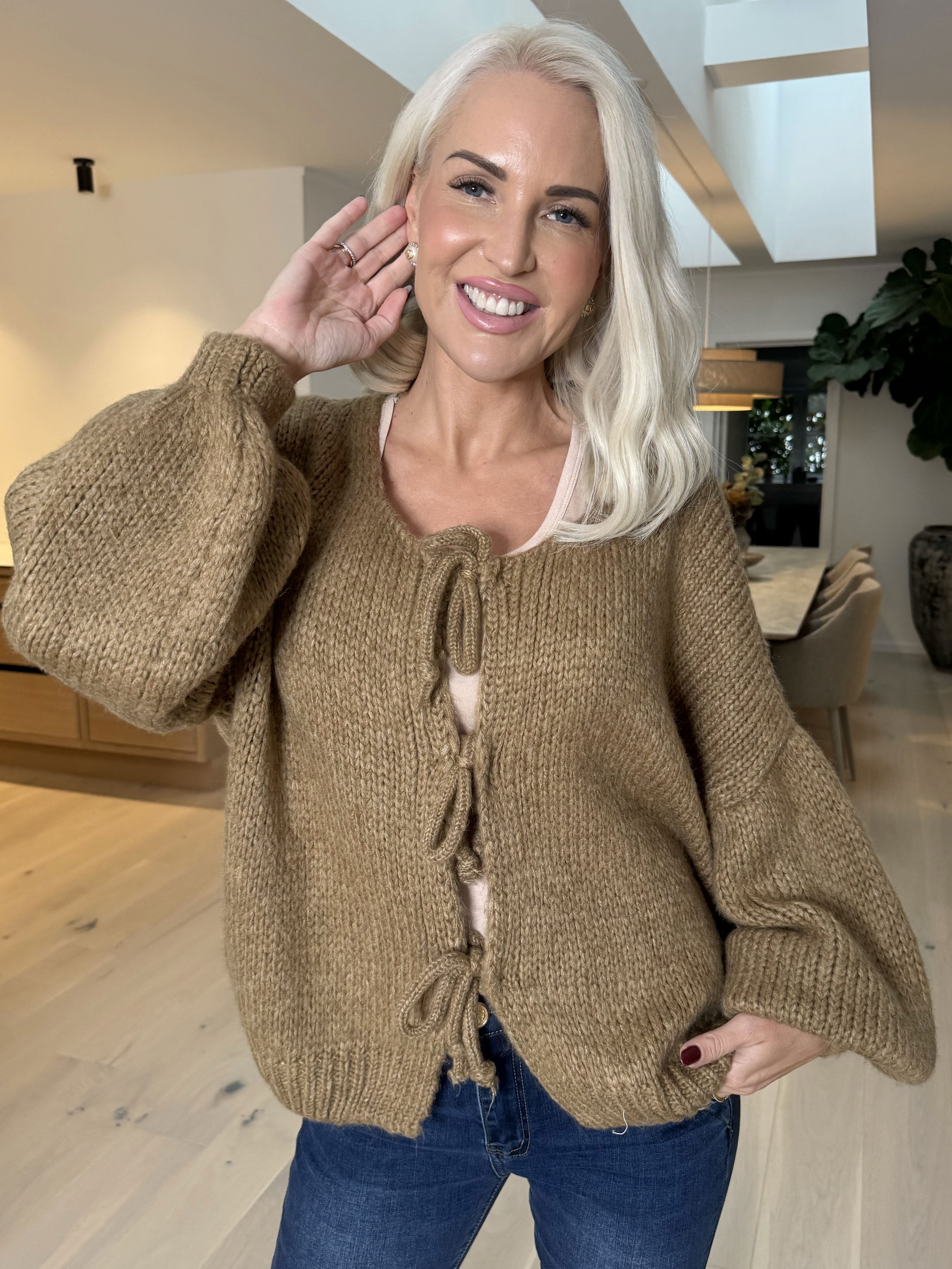 Kimberly - Söt tjock stickad kofta med rosetter